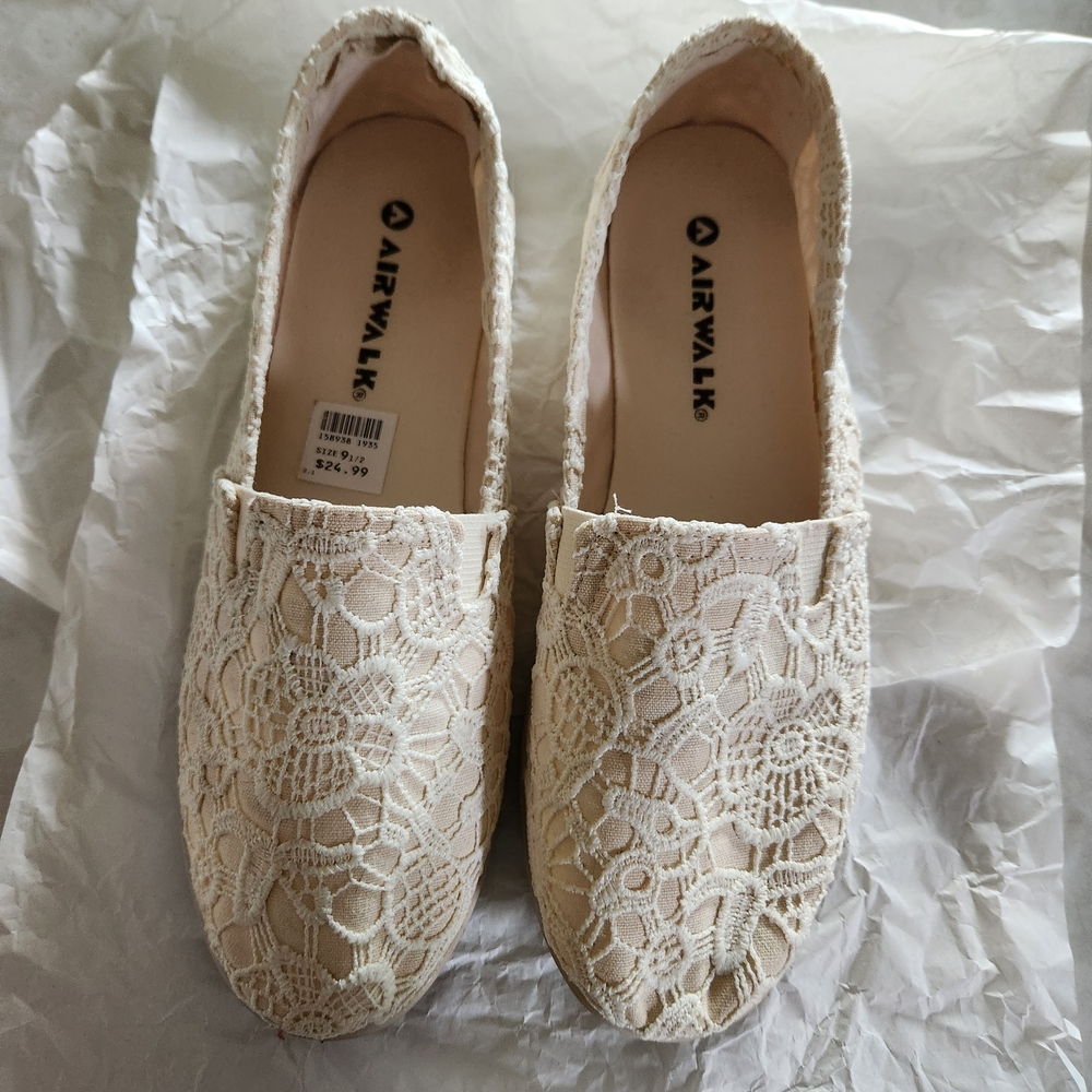 Airwalk Women's Floral Lace Tan Loafers